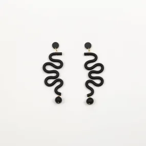 Squiggle earrings, black