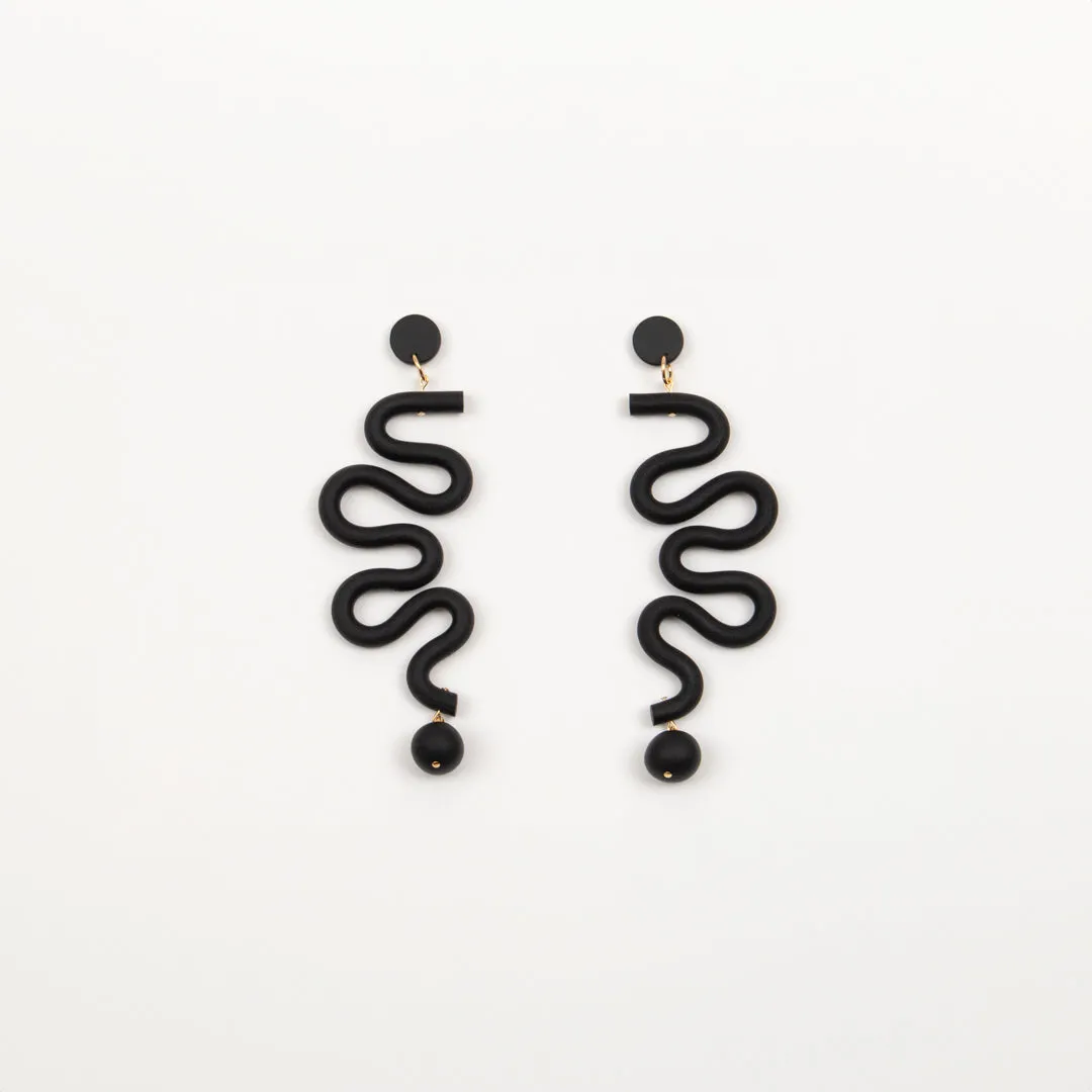 Squiggle earrings, black